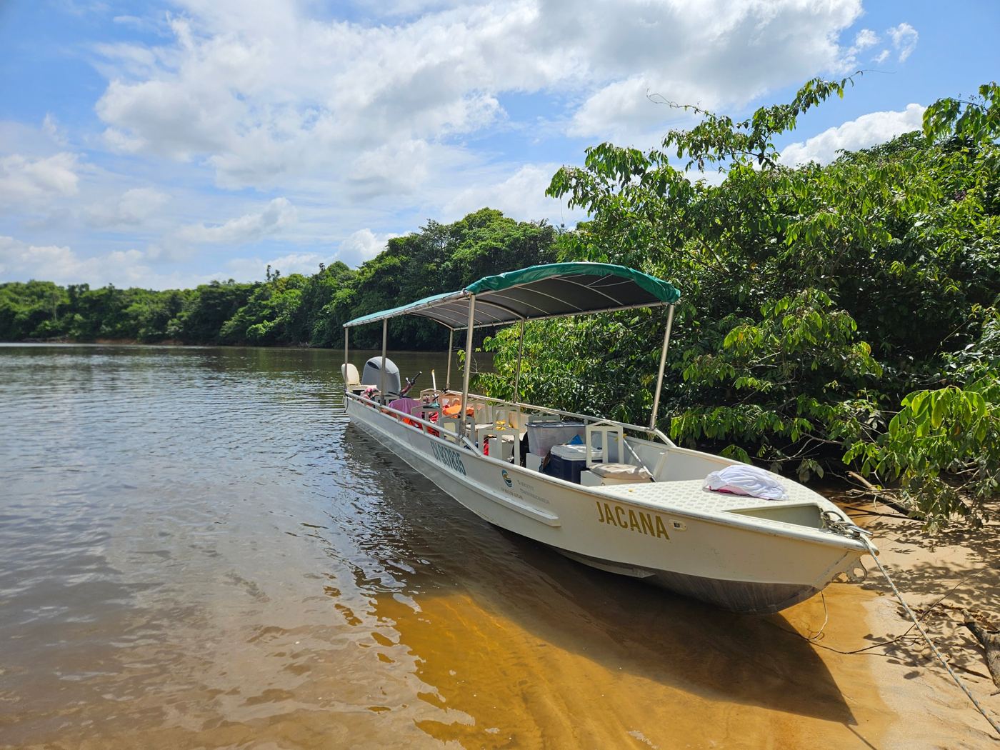 Le bateau Jacana amarré sur un banc de sable au bord de la rivière